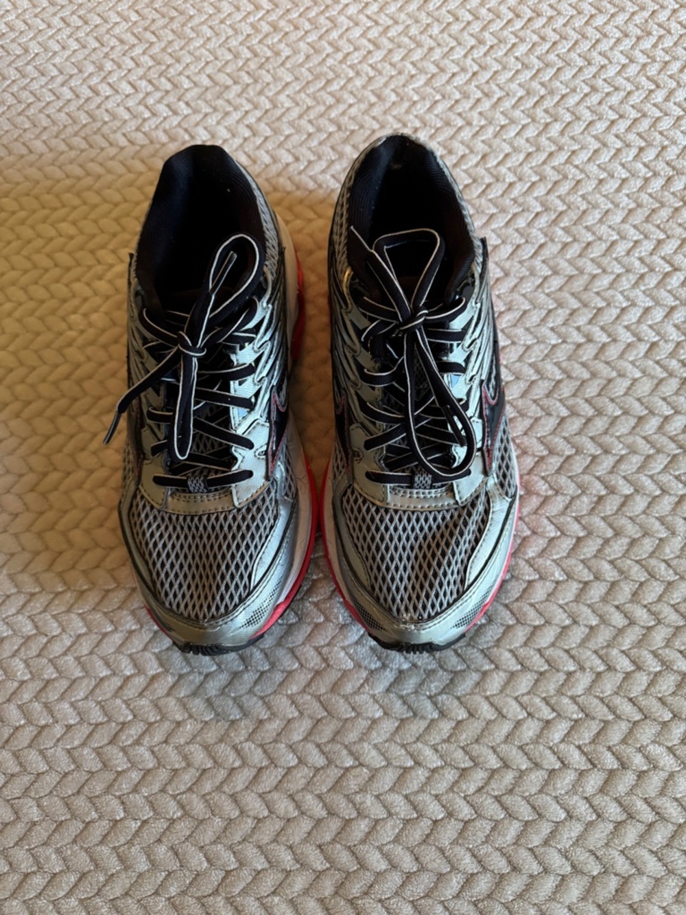 Mizuno Women's Silver and Black Athletic Running‎ Shoes with Pink Accents